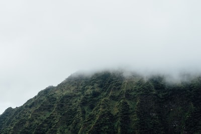 白天被云层覆盖的青山